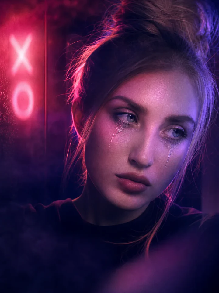 Нейрофотосессия в стиле «Euphoria вайб»: Неоновые блики, глиттер, драма поколения Z
